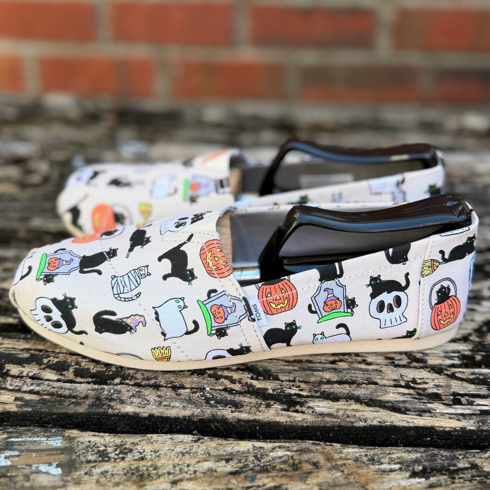 NWOB TOMS "Halloween Cats" Belmont Sz 6.5 Slip On Flats Festive Holiday Shoe F1 - Picture 2 of 14